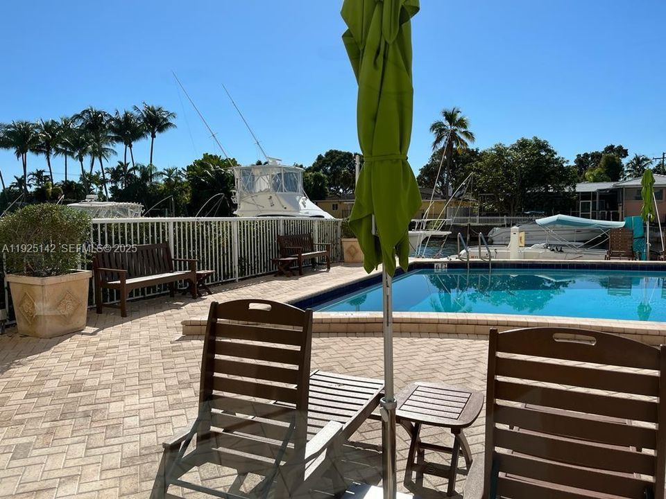 For Sale: $270,000 (2 beds, 2 baths, 963 Square Feet)