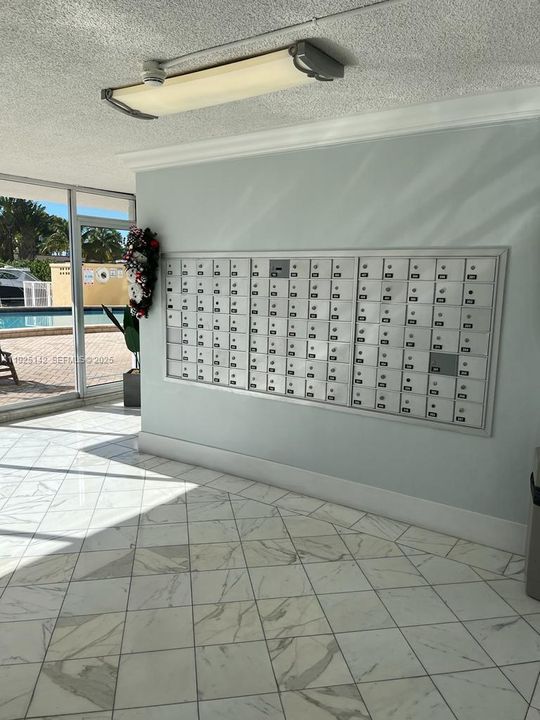 For Sale: $270,000 (2 beds, 2 baths, 963 Square Feet)