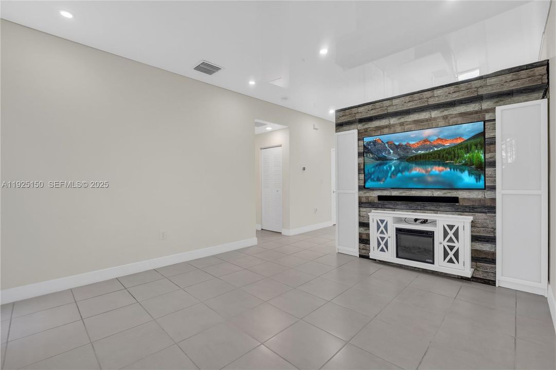 For Sale: $475,000 (2 beds, 2 baths, 1072 Square Feet)