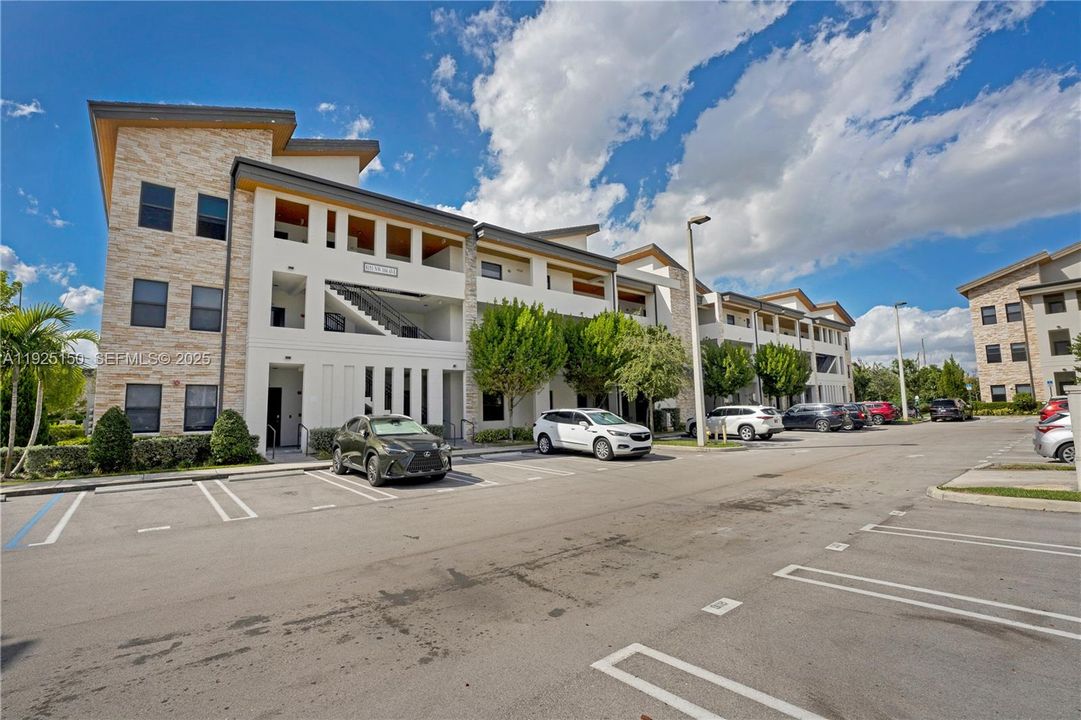 For Sale: $475,000 (2 beds, 2 baths, 1072 Square Feet)