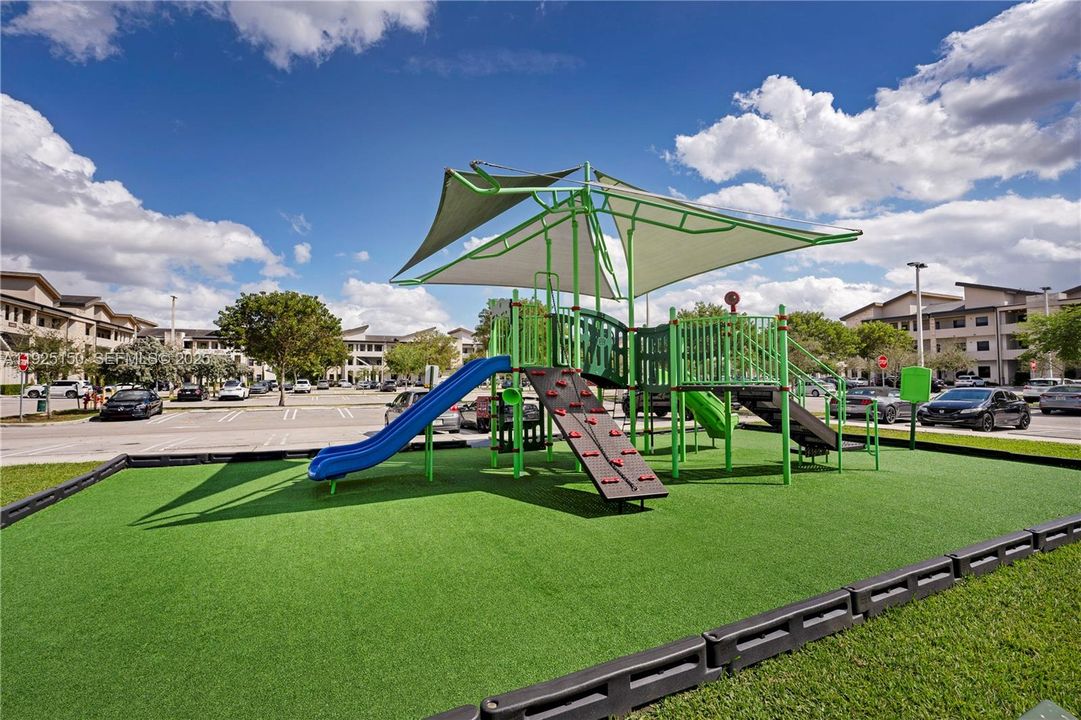 For Sale: $475,000 (2 beds, 2 baths, 1072 Square Feet)