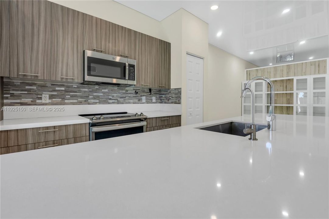 For Sale: $475,000 (2 beds, 2 baths, 1072 Square Feet)