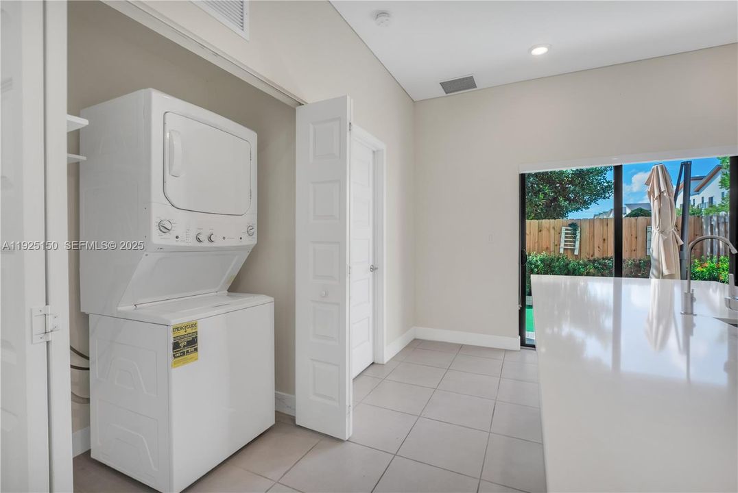 For Sale: $475,000 (2 beds, 2 baths, 1072 Square Feet)