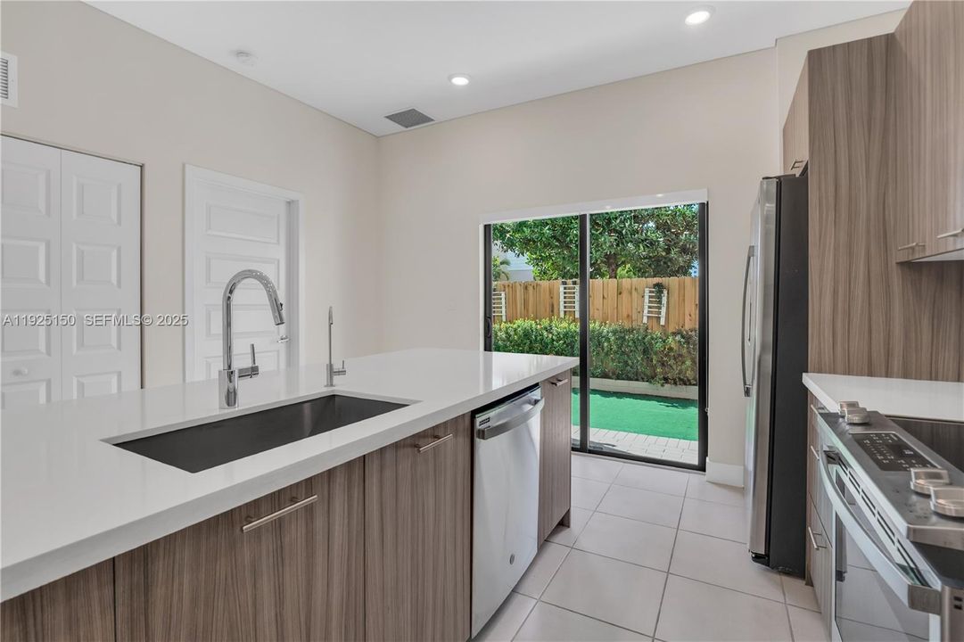 For Sale: $475,000 (2 beds, 2 baths, 1072 Square Feet)