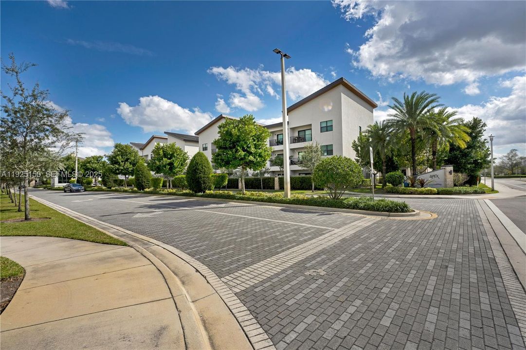 For Sale: $475,000 (2 beds, 2 baths, 1072 Square Feet)