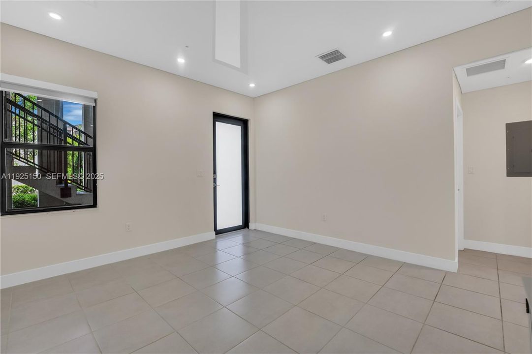 For Sale: $475,000 (2 beds, 2 baths, 1072 Square Feet)