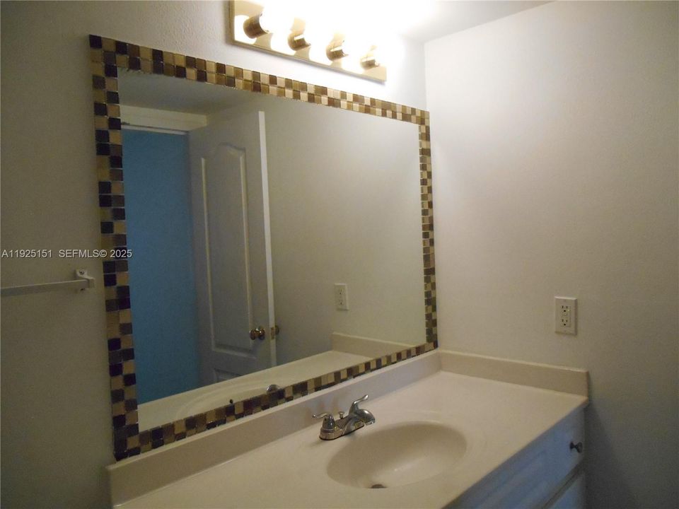 For Rent: $1,850 (1 beds, 1 baths, 810 Square Feet)