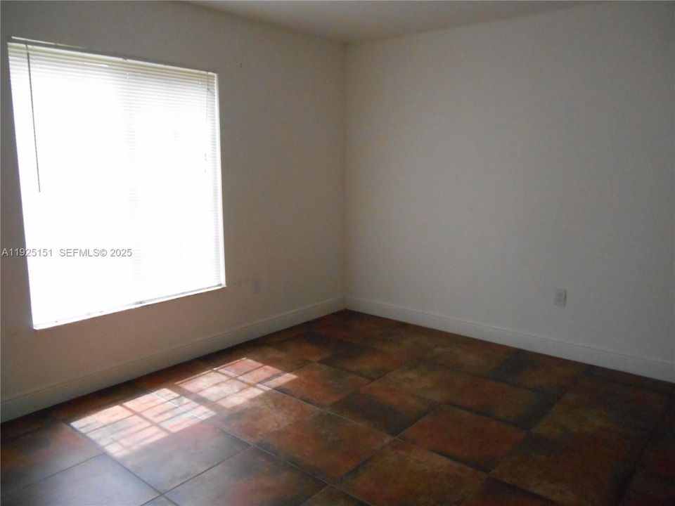 For Rent: $1,850 (1 beds, 1 baths, 810 Square Feet)