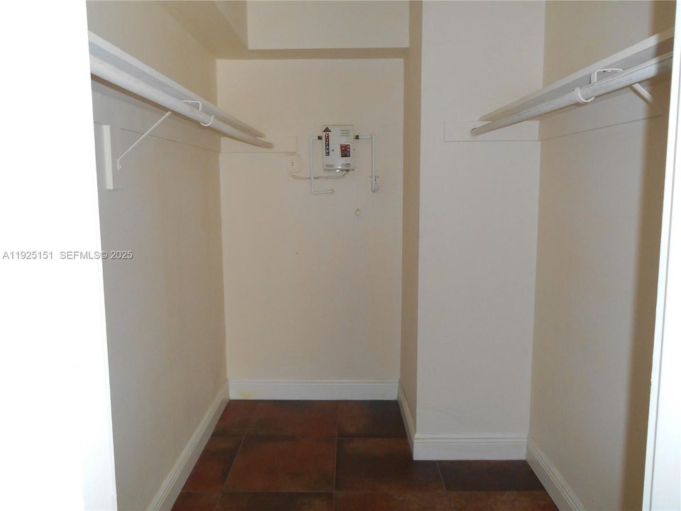 For Rent: $1,850 (1 beds, 1 baths, 810 Square Feet)