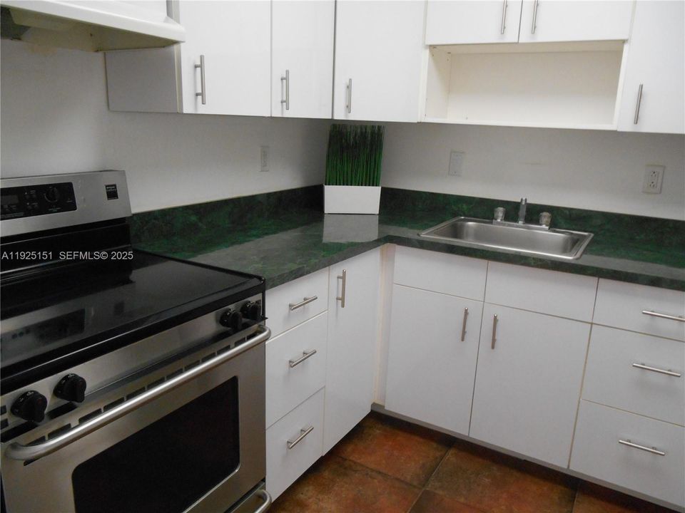 For Rent: $1,850 (1 beds, 1 baths, 810 Square Feet)