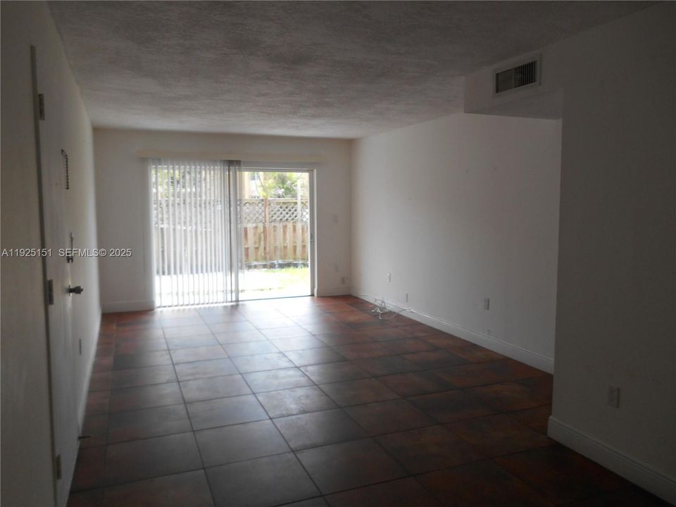 For Rent: $1,850 (1 beds, 1 baths, 810 Square Feet)