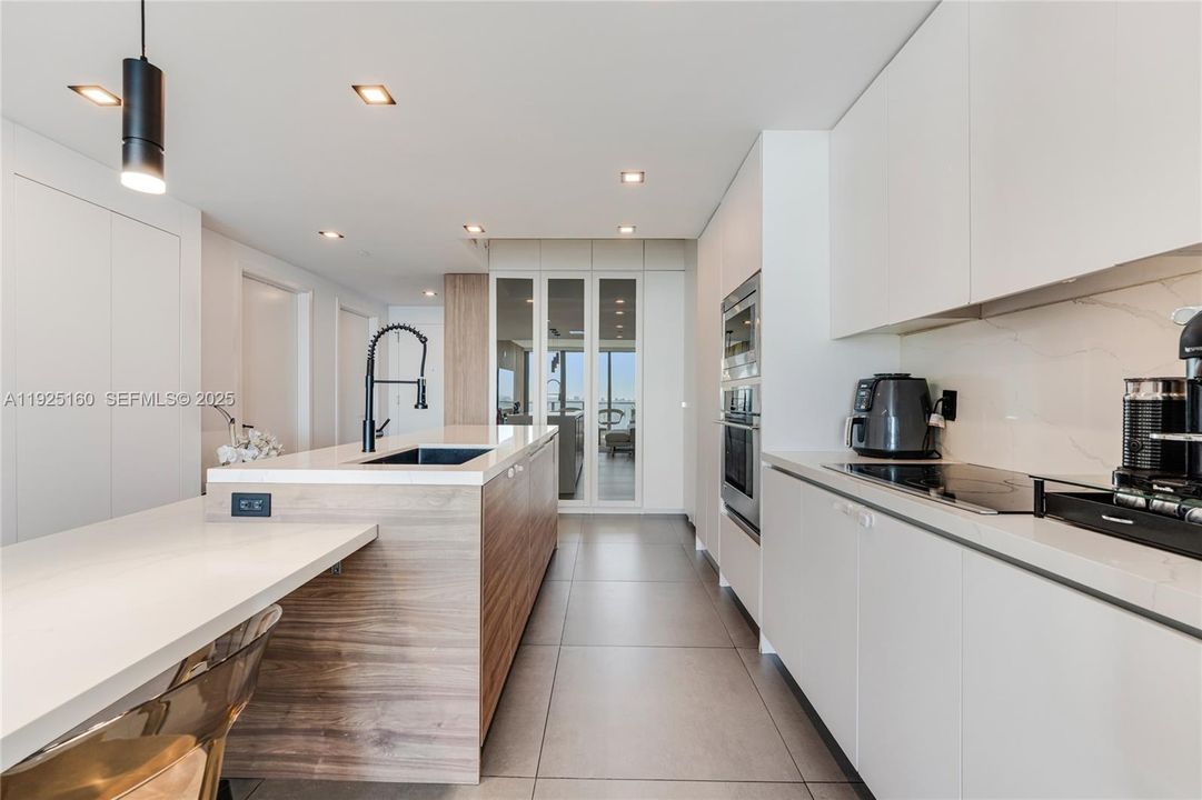 For Rent: $4,800 (2 beds, 2 baths, 1073 Square Feet)