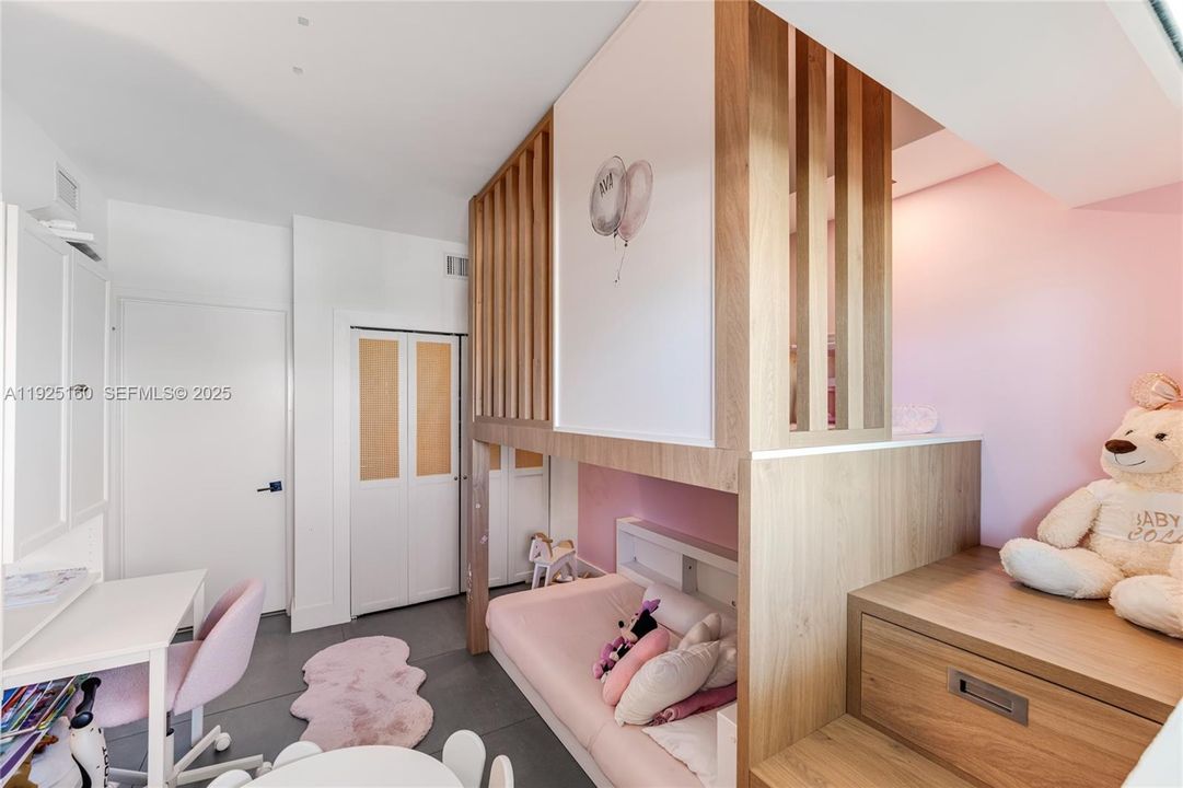 For Rent: $4,800 (2 beds, 2 baths, 1073 Square Feet)