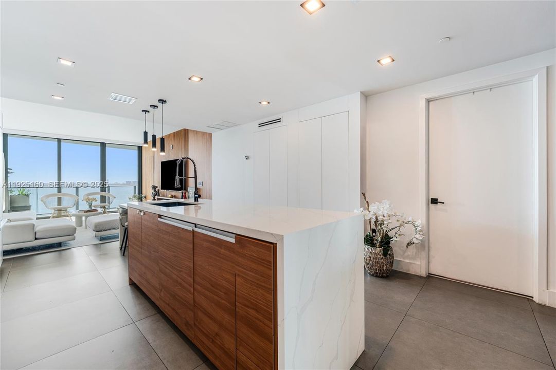 For Rent: $4,800 (2 beds, 2 baths, 1073 Square Feet)