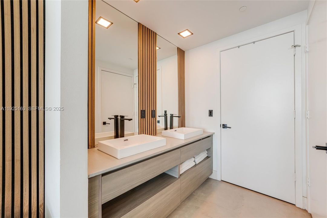 For Rent: $4,800 (2 beds, 2 baths, 1073 Square Feet)