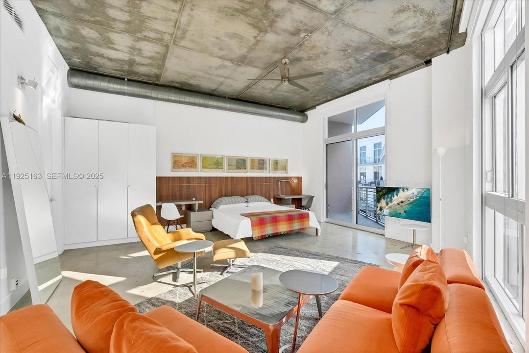 For Sale: $555,000 (1 beds, 1 baths, 864 Square Feet)