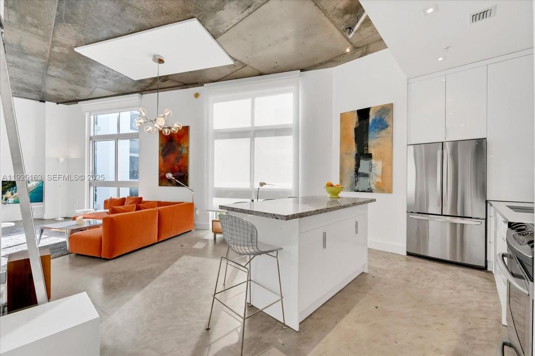 For Sale: $555,000 (1 beds, 1 baths, 864 Square Feet)