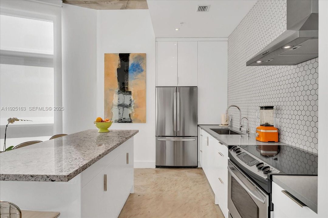 For Sale: $555,000 (1 beds, 1 baths, 864 Square Feet)