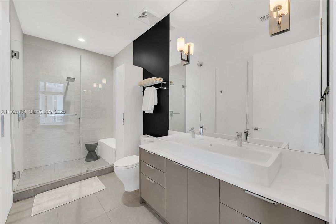 For Sale: $555,000 (1 beds, 1 baths, 864 Square Feet)