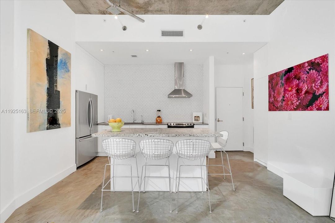 For Sale: $555,000 (1 beds, 1 baths, 864 Square Feet)