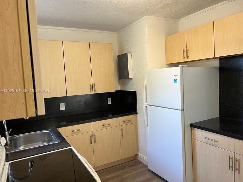 出租: $2,300 (3 贝兹, 1 浴室, 1216 平方英尺)