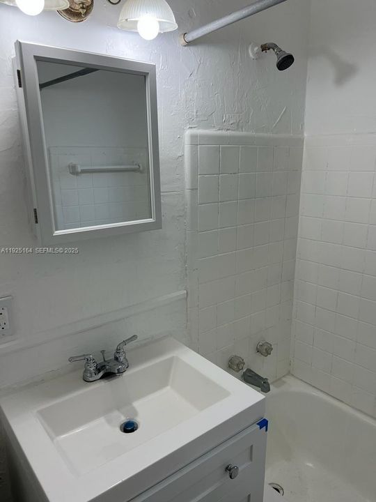 出租: $2,300 (3 贝兹, 1 浴室, 1216 平方英尺)