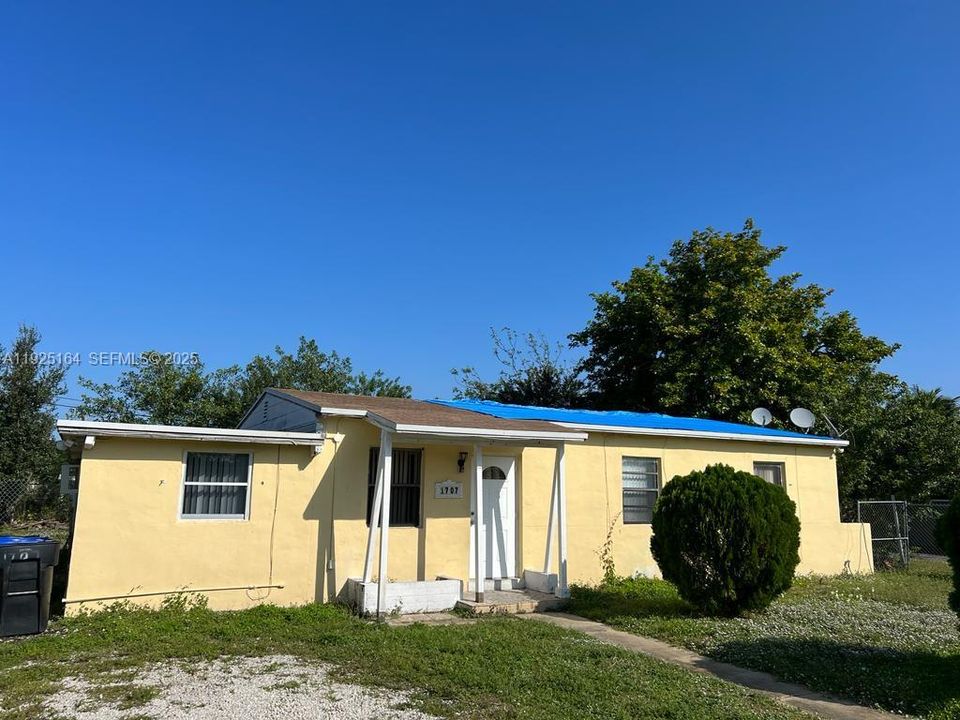 出租: $2,300 (3 贝兹, 1 浴室, 1216 平方英尺)