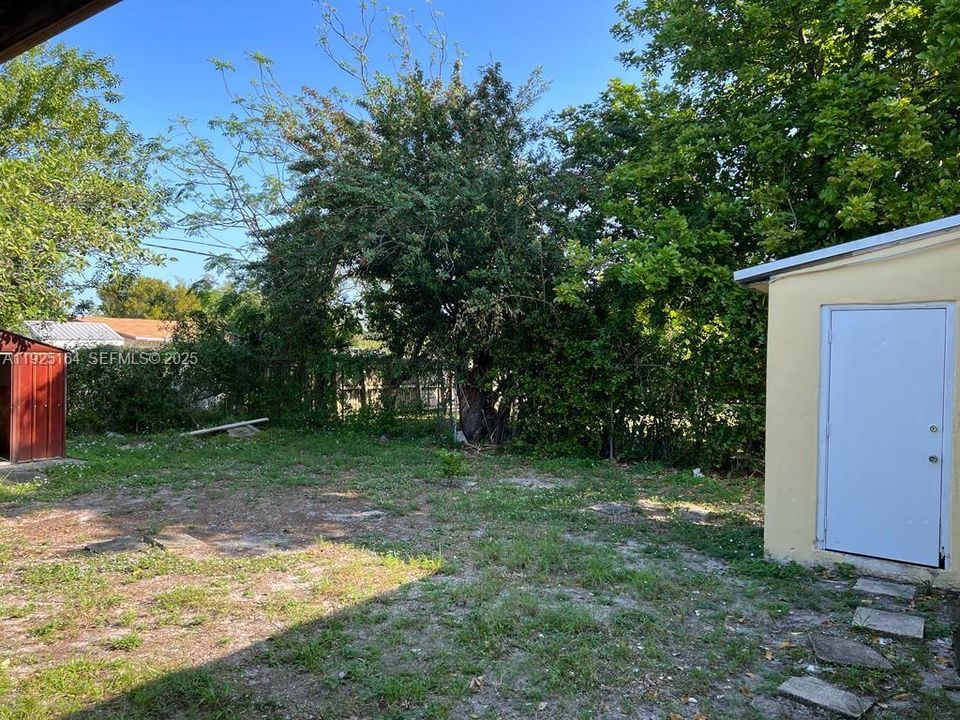 出租: $2,300 (3 贝兹, 1 浴室, 1216 平方英尺)