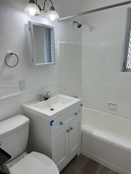 出租: $2,300 (3 贝兹, 1 浴室, 1216 平方英尺)