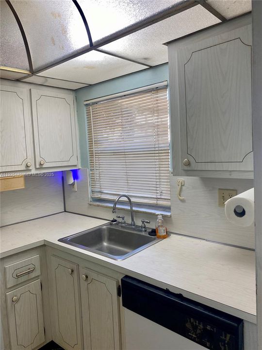 For Sale: $119,000 (2 beds, 2 baths, 850 Square Feet)