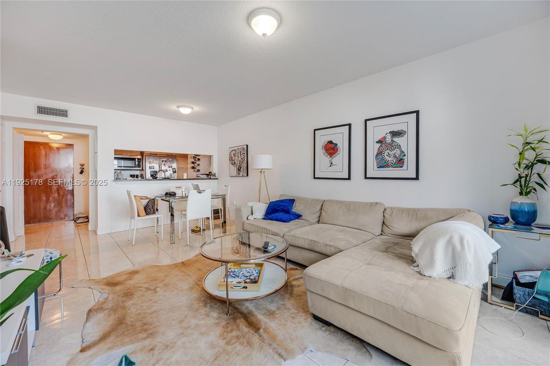 В аренду: $2,900 (1 спален, 1 ванн, 775 Квадратных фут)