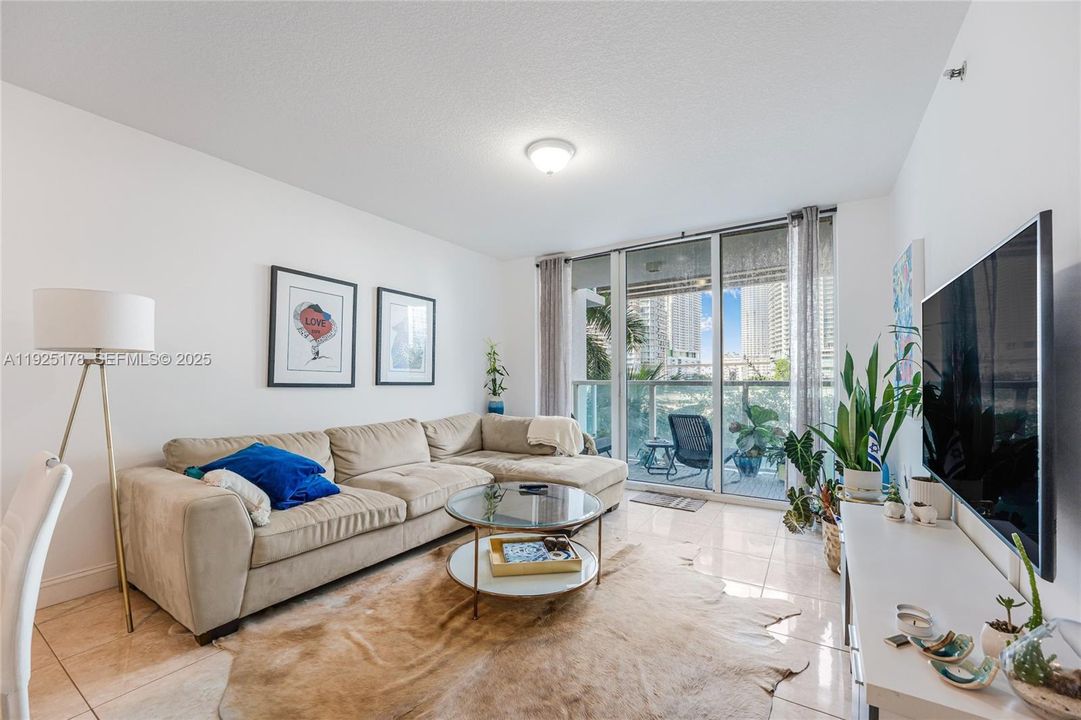 В аренду: $2,900 (1 спален, 1 ванн, 775 Квадратных фут)