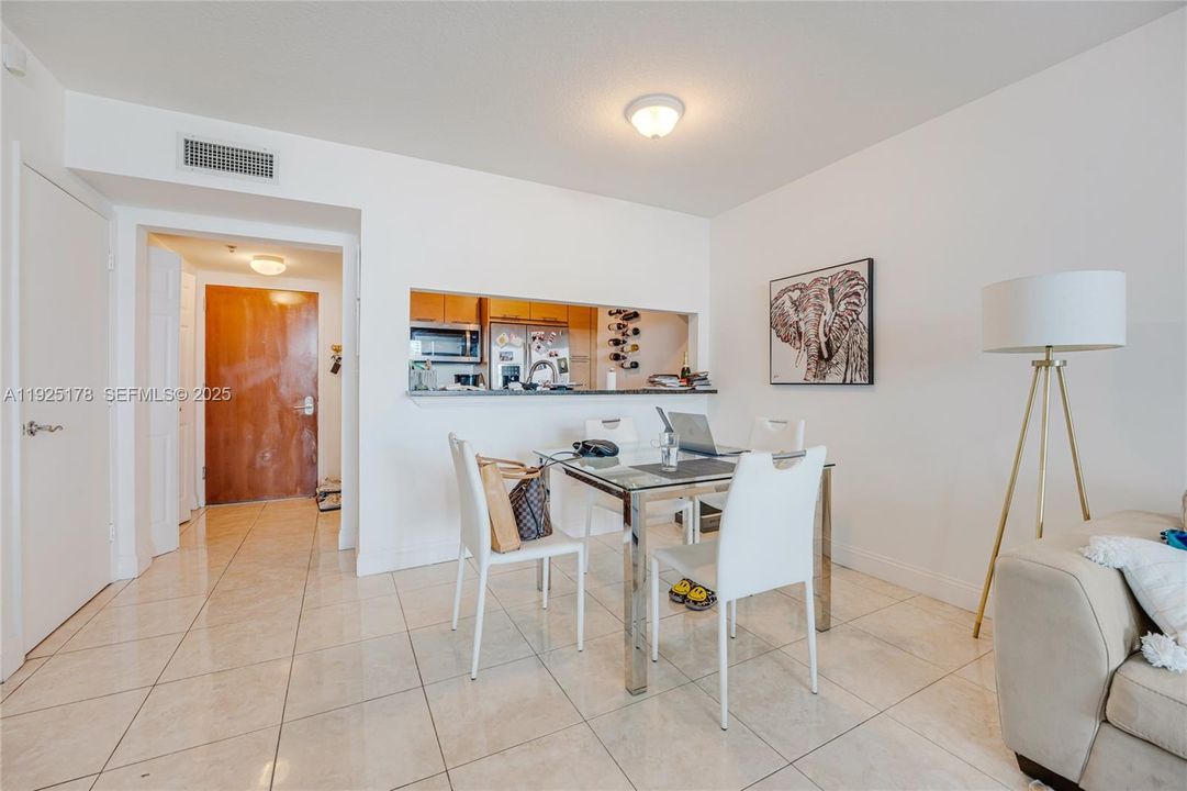 В аренду: $2,900 (1 спален, 1 ванн, 775 Квадратных фут)