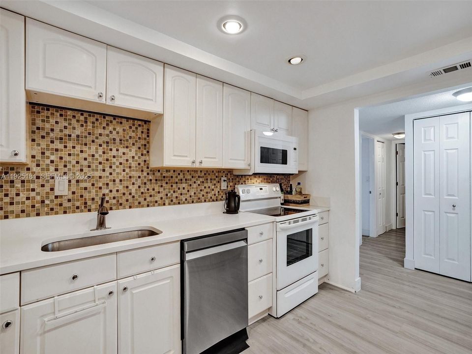For Sale: $359,900 (3 beds, 2 baths, 1430 Square Feet)