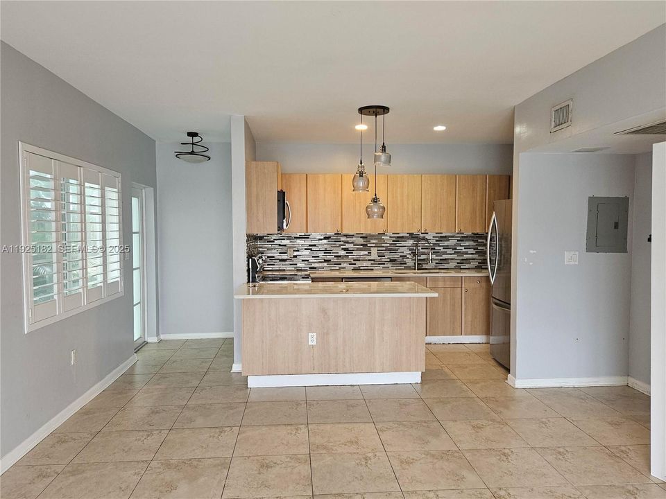 For Sale: $760,000 (2 beds, 2 baths, 823 Square Feet)