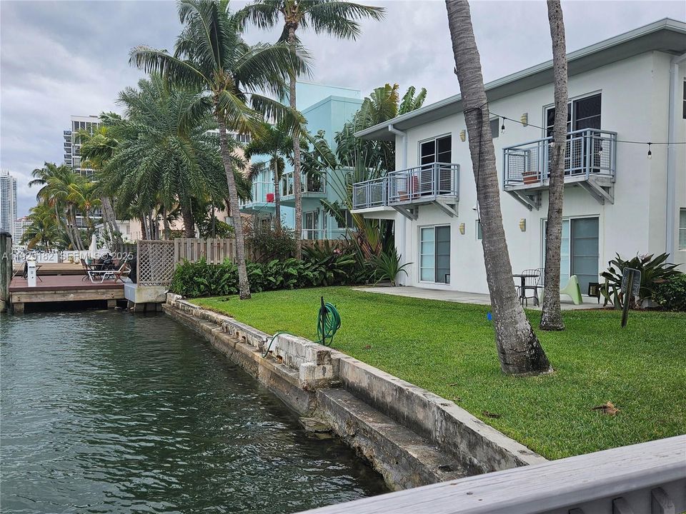 For Sale: $760,000 (2 beds, 2 baths, 823 Square Feet)