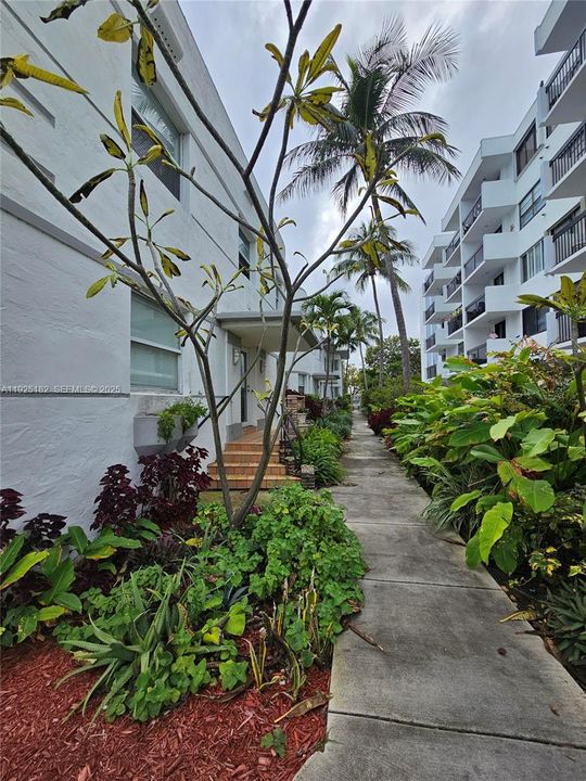 For Sale: $760,000 (2 beds, 2 baths, 823 Square Feet)