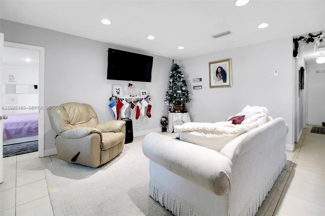 For Sale: $505,000 (4 beds, 2 baths, 1090 Square Feet)