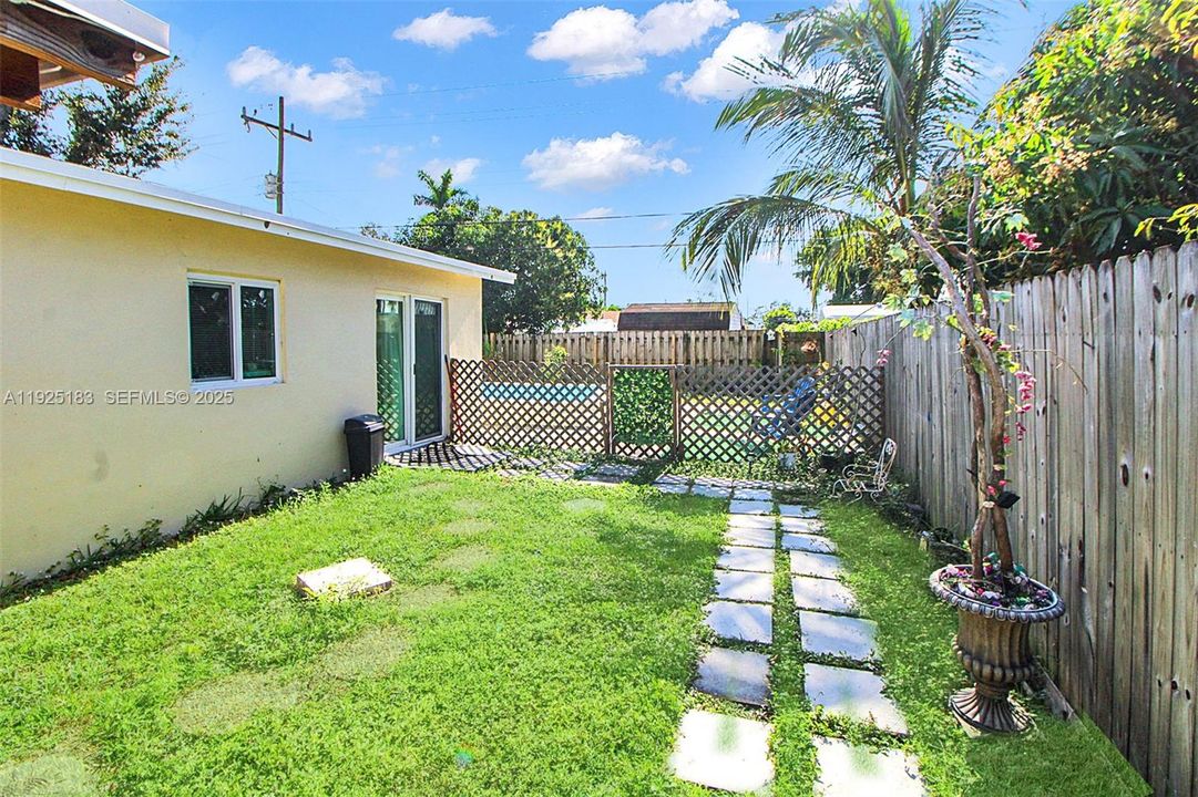 For Sale: $505,000 (4 beds, 2 baths, 1090 Square Feet)