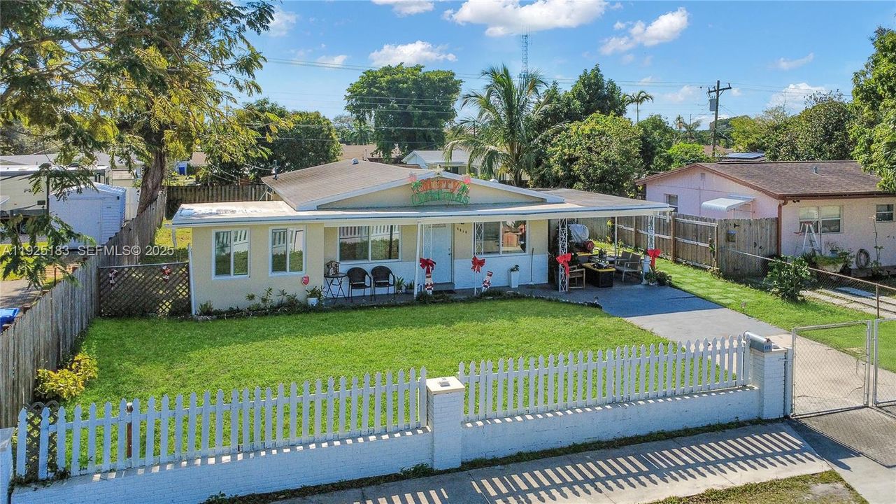 For Sale: $505,000 (4 beds, 2 baths, 1090 Square Feet)