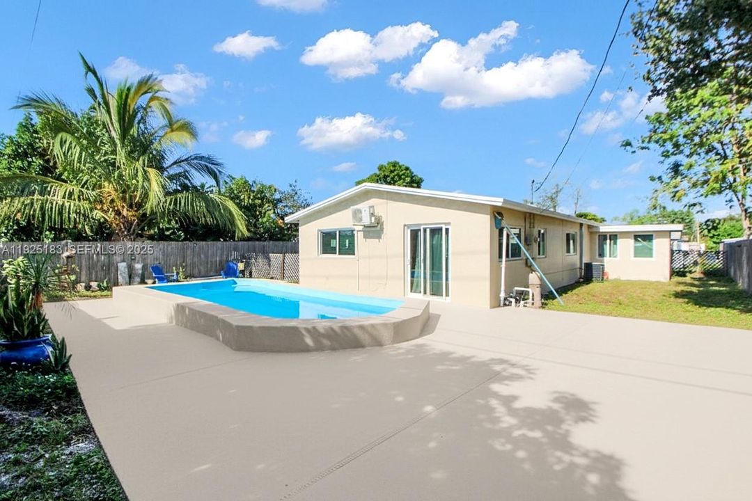 For Sale: $505,000 (4 beds, 2 baths, 1090 Square Feet)