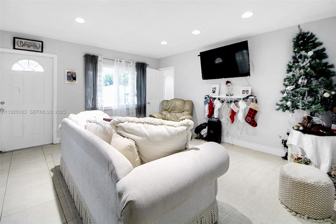 For Sale: $505,000 (4 beds, 2 baths, 1090 Square Feet)