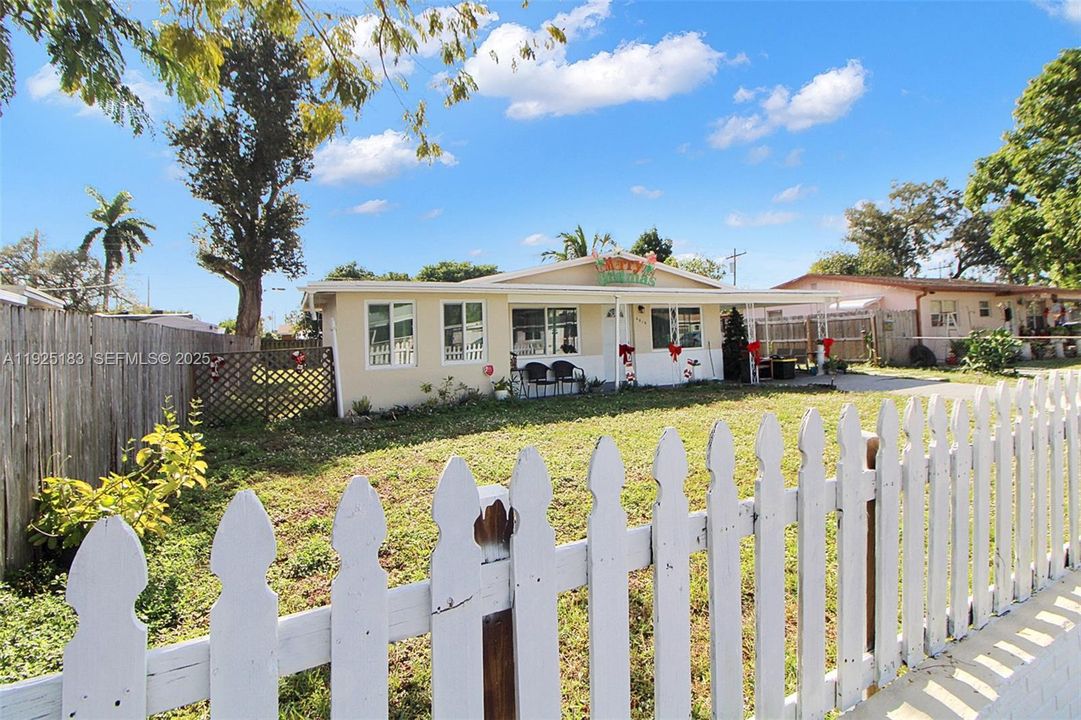 For Sale: $505,000 (4 beds, 2 baths, 1090 Square Feet)