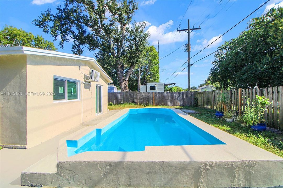For Sale: $505,000 (4 beds, 2 baths, 1090 Square Feet)