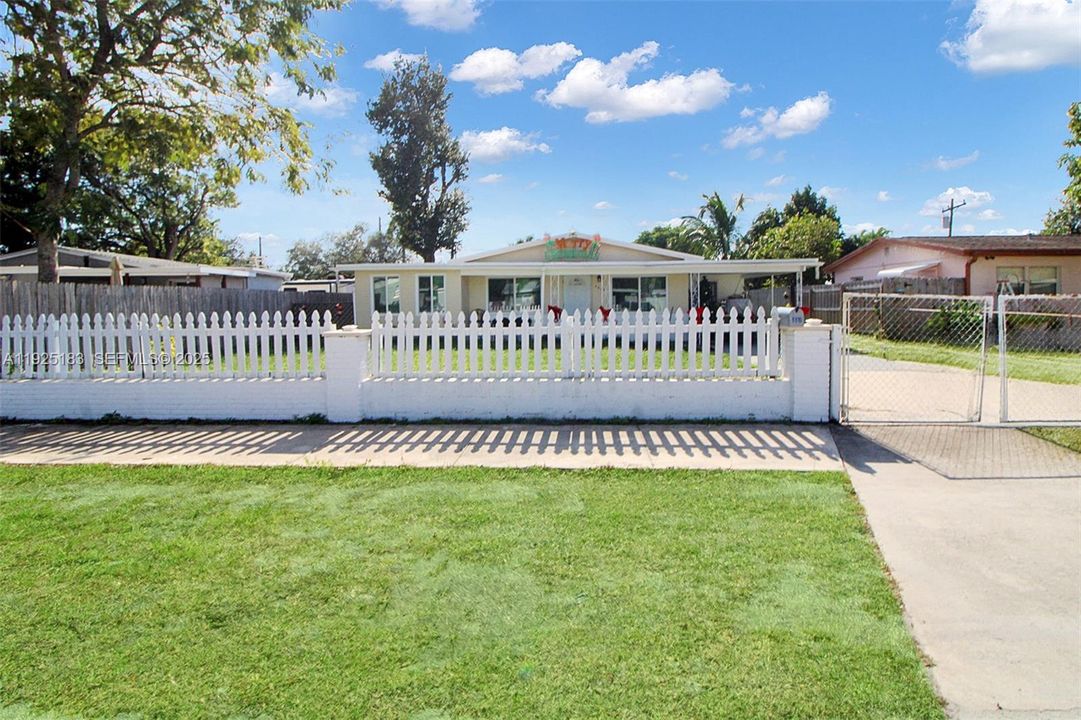 For Sale: $505,000 (4 beds, 2 baths, 1090 Square Feet)