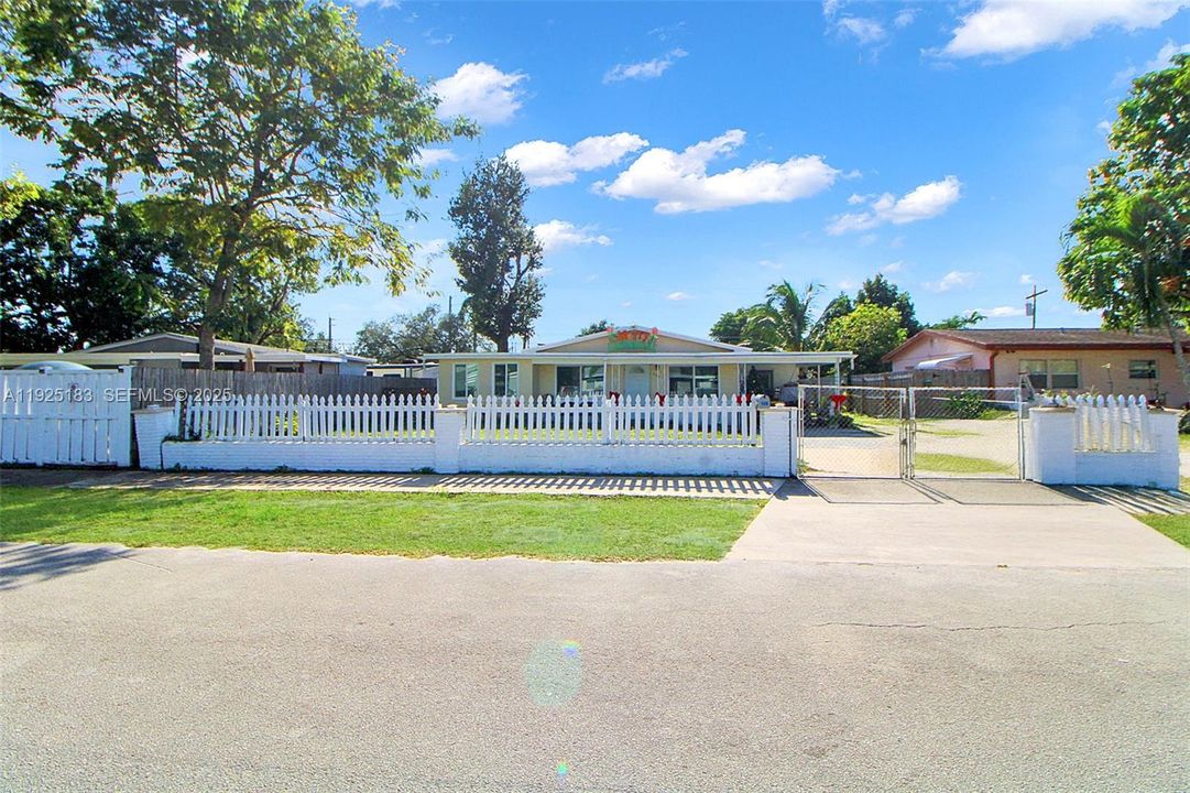 For Sale: $505,000 (4 beds, 2 baths, 1090 Square Feet)