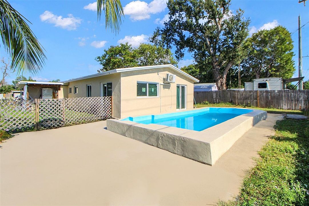 For Sale: $505,000 (4 beds, 2 baths, 1090 Square Feet)
