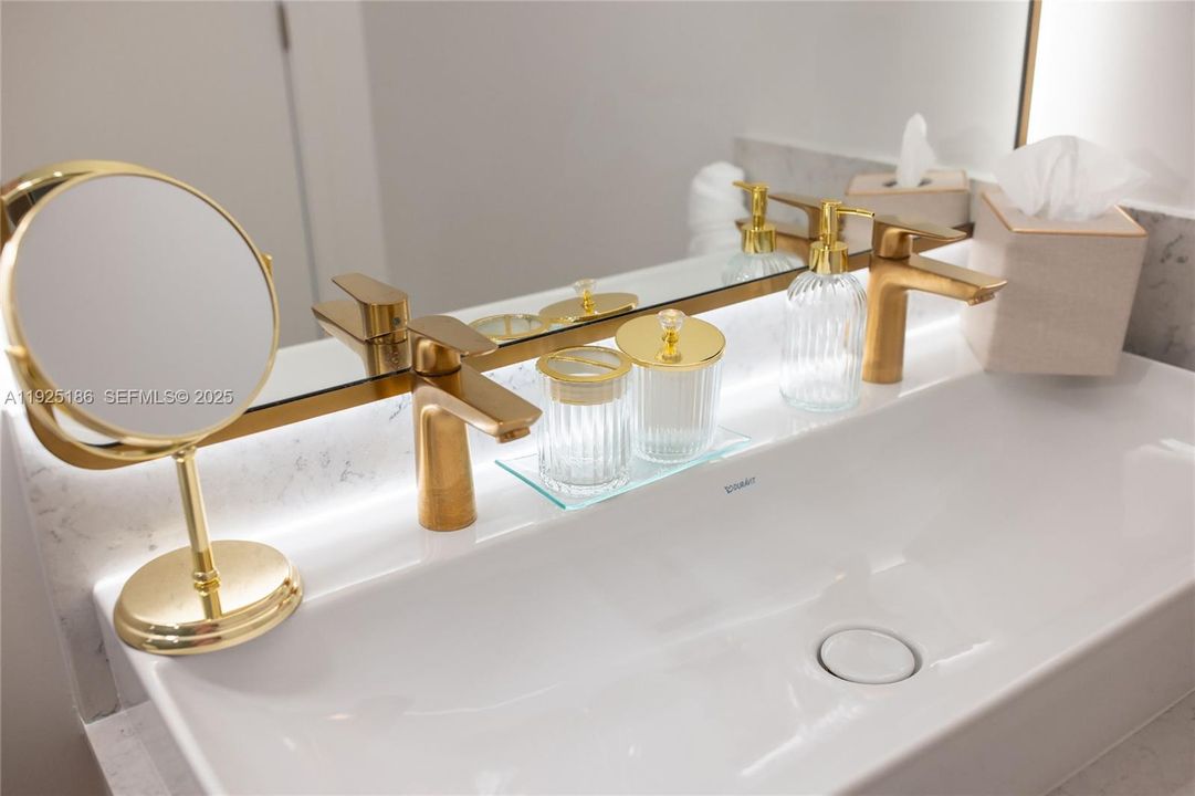 For Sale: $895,000 (2 beds, 2 baths, 1044 Square Feet)