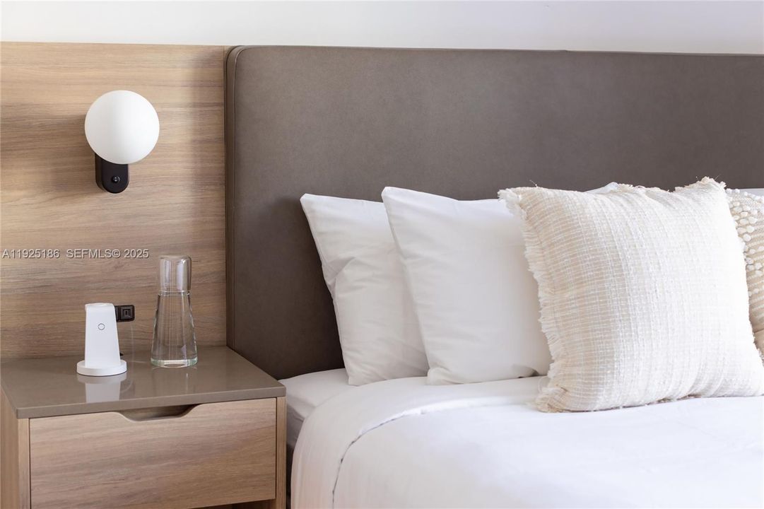 For Sale: $895,000 (2 beds, 2 baths, 1044 Square Feet)