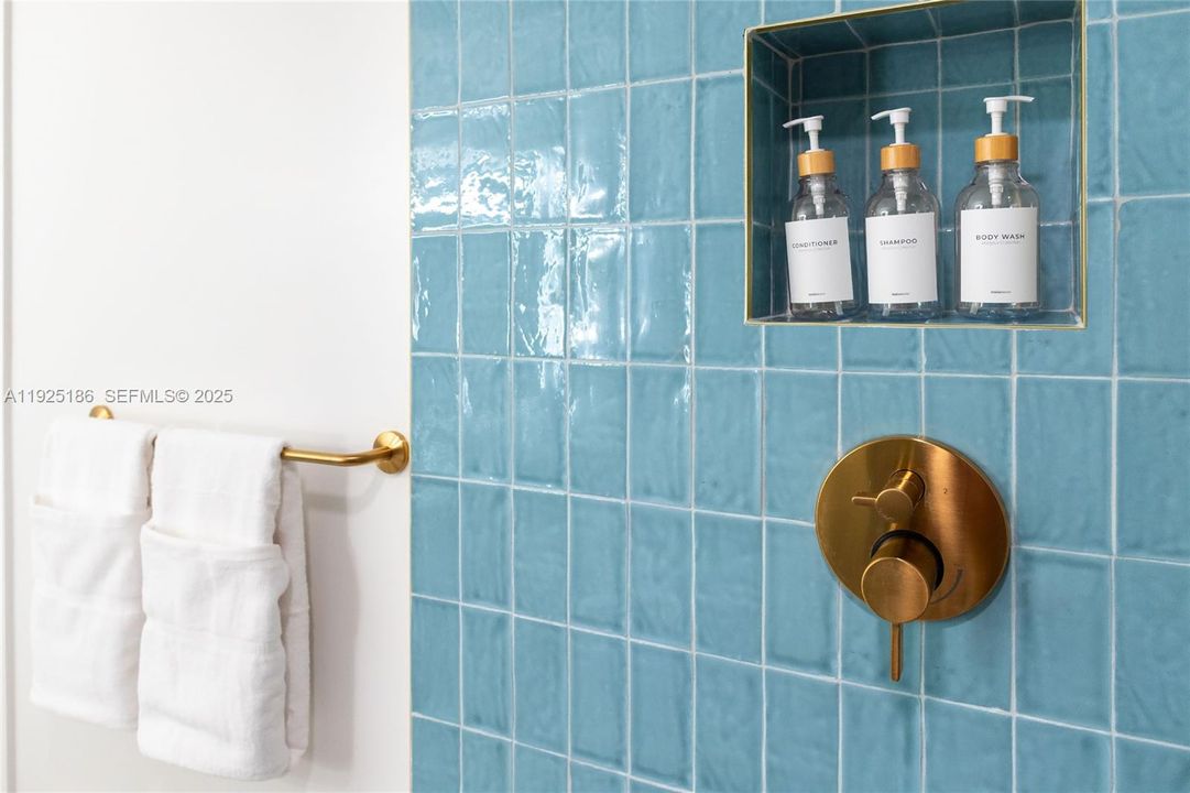 For Sale: $895,000 (2 beds, 2 baths, 1044 Square Feet)